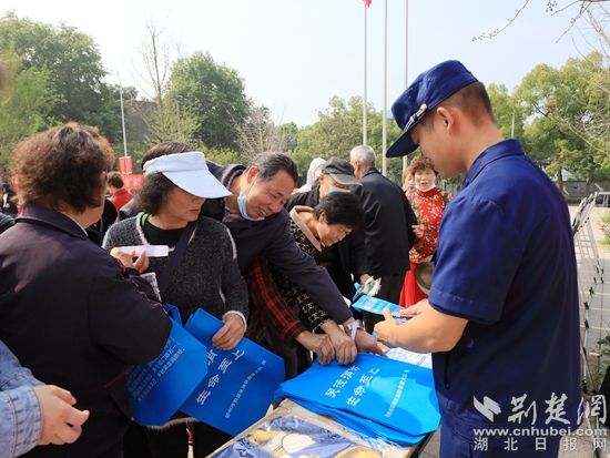 搭建咨询台发放宣传资料.jpg.jpg