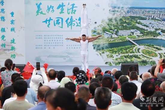 杂技表演.jpg.jpg