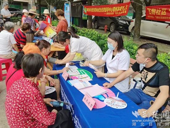 鄂城区飞鹅社区便民服务集市在粽香中火热开市