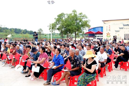 现场观众观看演出.jpg.jpg