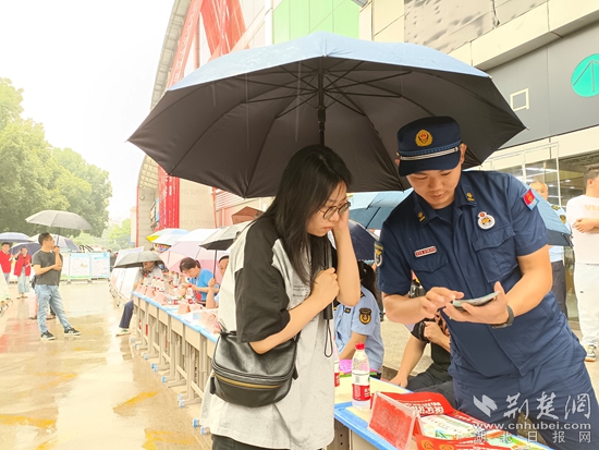 工作人员向居民发放宣传手册_副本.jpg