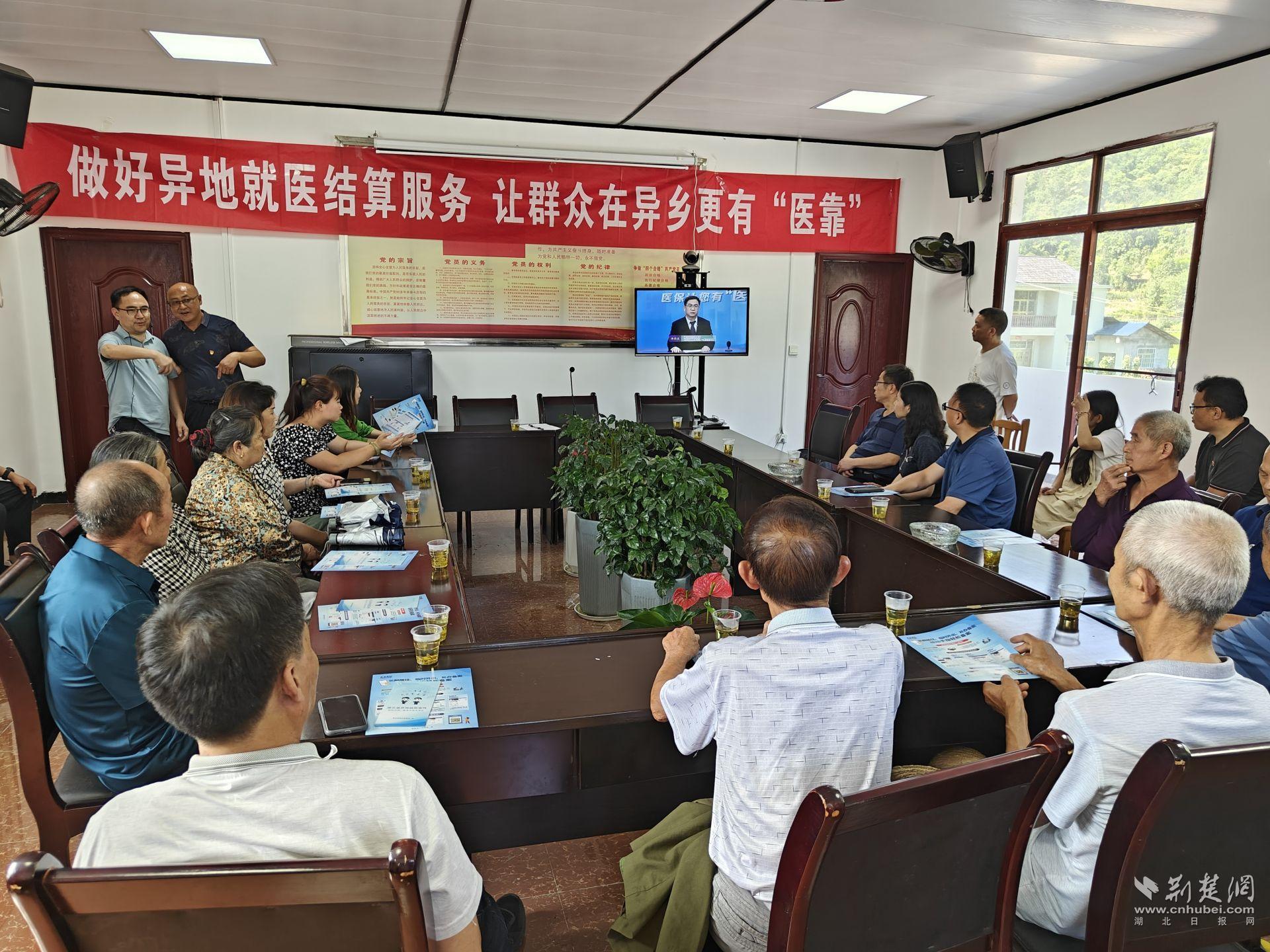 医保政策宣传进乡村社区。.jpg.jpg