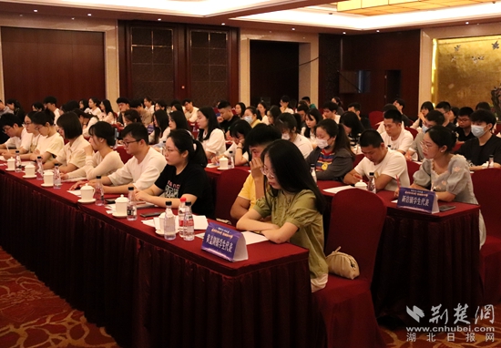 百余名学子齐聚赤壁_副本.jpg