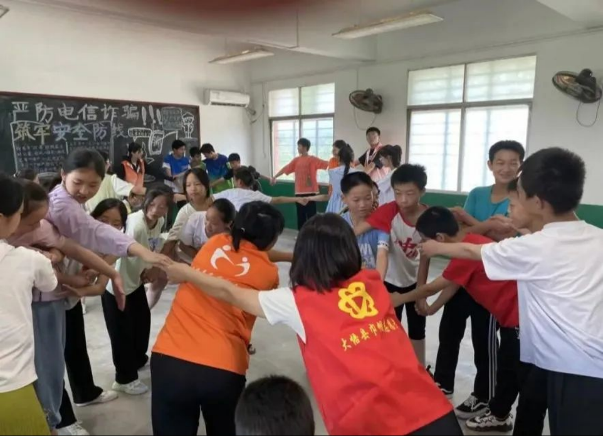 巾帼“暖新”孝感市妇联开展米乐M6 M6米乐盛夏“送清凉”活动(图6)