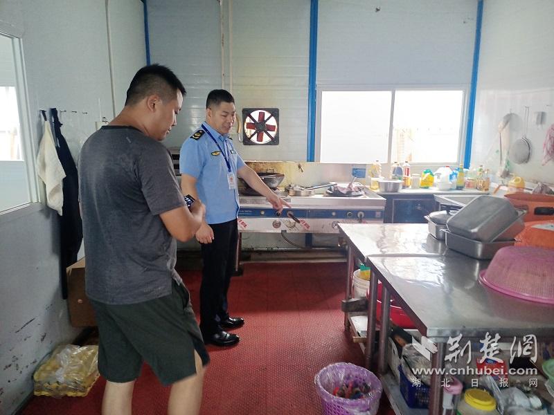 检查工地食堂.jpg