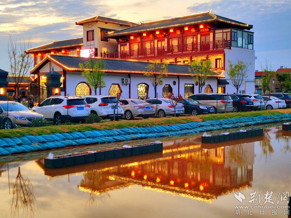 夜幕下的陶楼庄园。通讯员 程爱华 摄.jpg.jpg