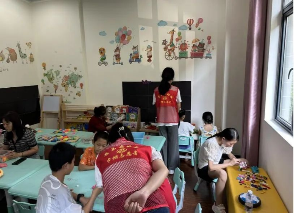 巾帼“暖新”孝感市妇联开展米乐M6 M6米乐盛夏“送清凉”活动(图7)
