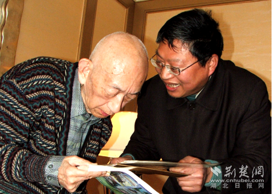 2005年3月6日，王振华在京拜见围棋泰斗吴清源大师.png.png