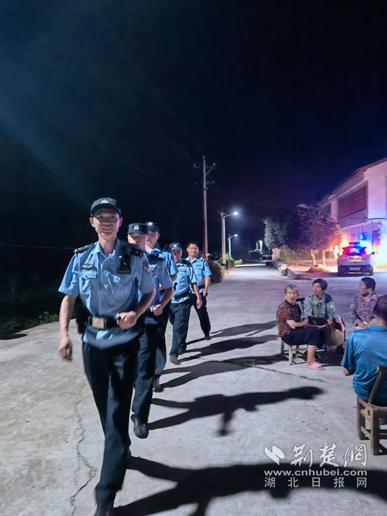 图为桂花泉派出所民警辅警在辖区开展巡逻防控工作.jpg.jpg