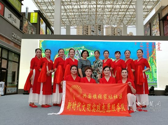 红色周末文化文艺志愿服务队为居民送来精神食粮.jpg.jpg