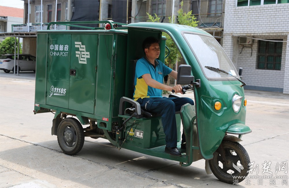 邮递员将快递派送到东马坊街道驿东社区“应达万家”寄递物流综合便民服务站 李梦婷摄.jpg