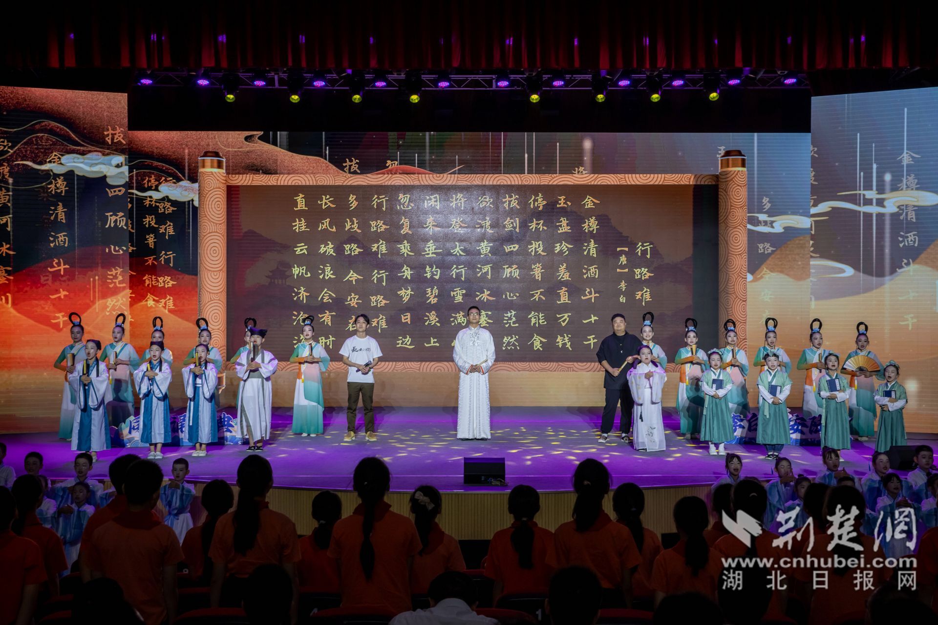 活动最后凌振赫、沈嘉柯、余维刚与学生们一齐诵读行路难_副本.jpg.jpg