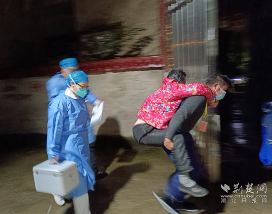 夜里包户志愿者急送联系户孤寡老人王雪去医院.png.png