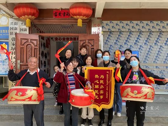辖区居民代表敲锣打鼓,欢天喜地送锦旗感谢张家垴社区全体工作人员.jpg.jpg