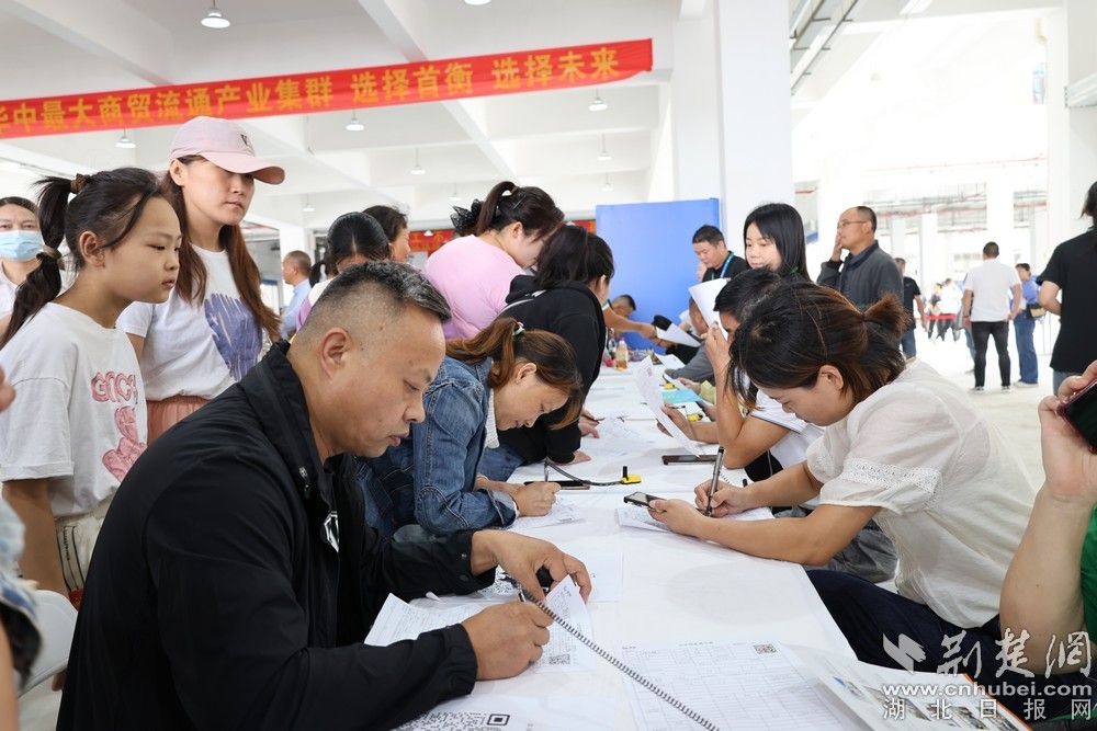 求职者正在填报岗位简历.jpg.jpg