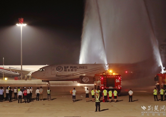 顺丰B737-300航班“过水门”。金康 摄.jpg