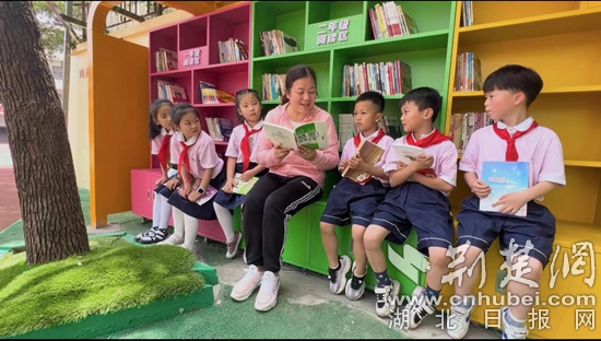 老师在校内陪伴孩子读书.jpg