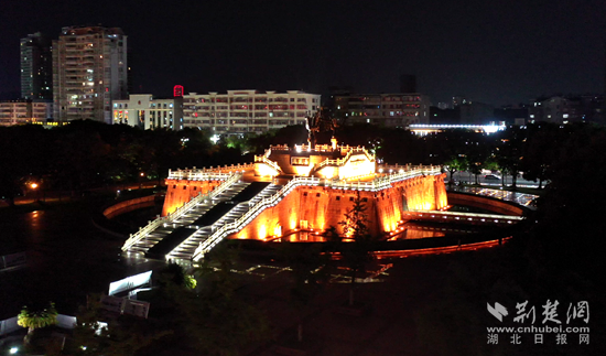 凤凰广场夜景。（金康  摄）.png.png