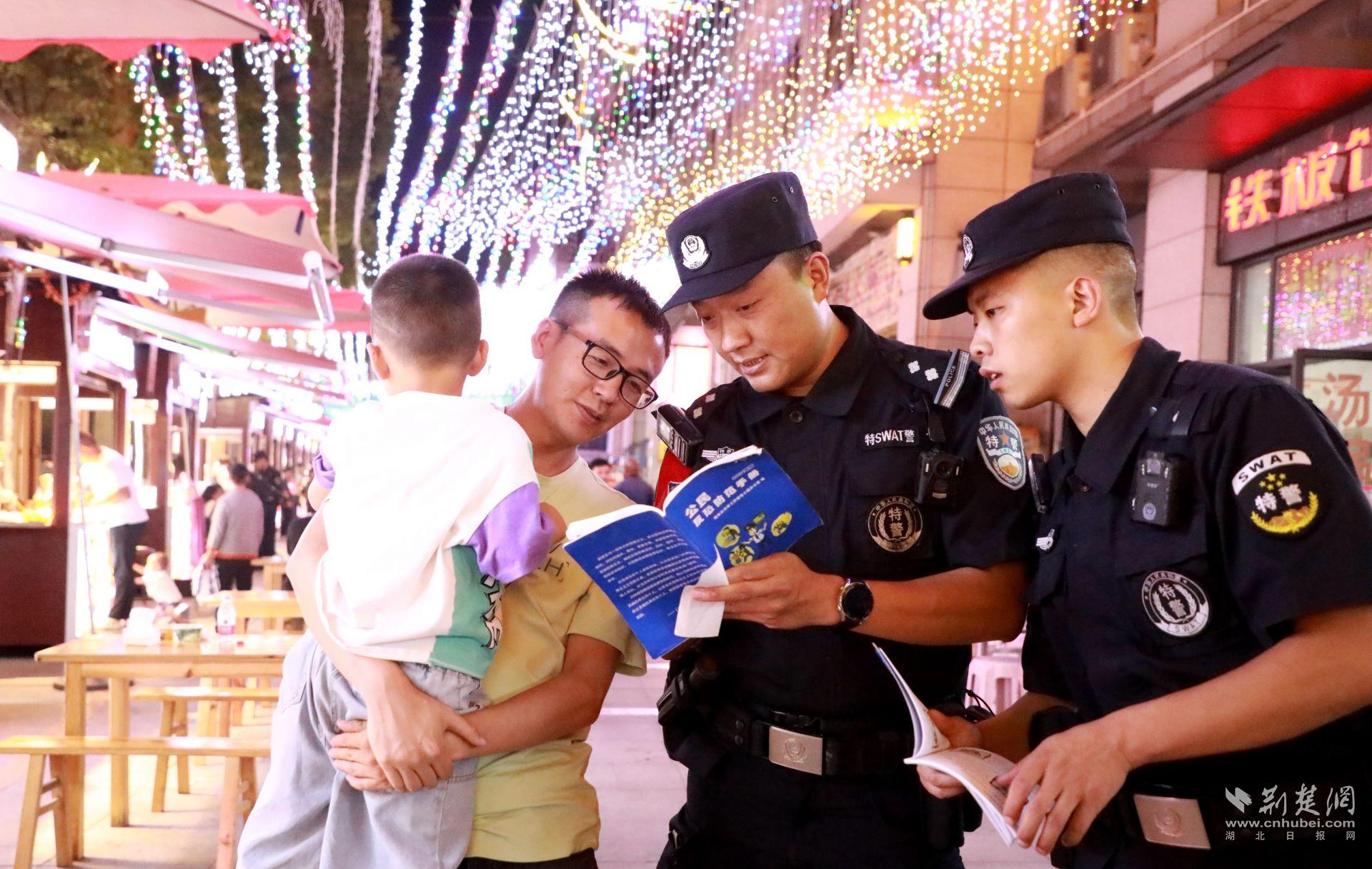 利川市公安局反恐特警大队民警在非遗美食节进行反电诈宣传 (1).jpg.jpg