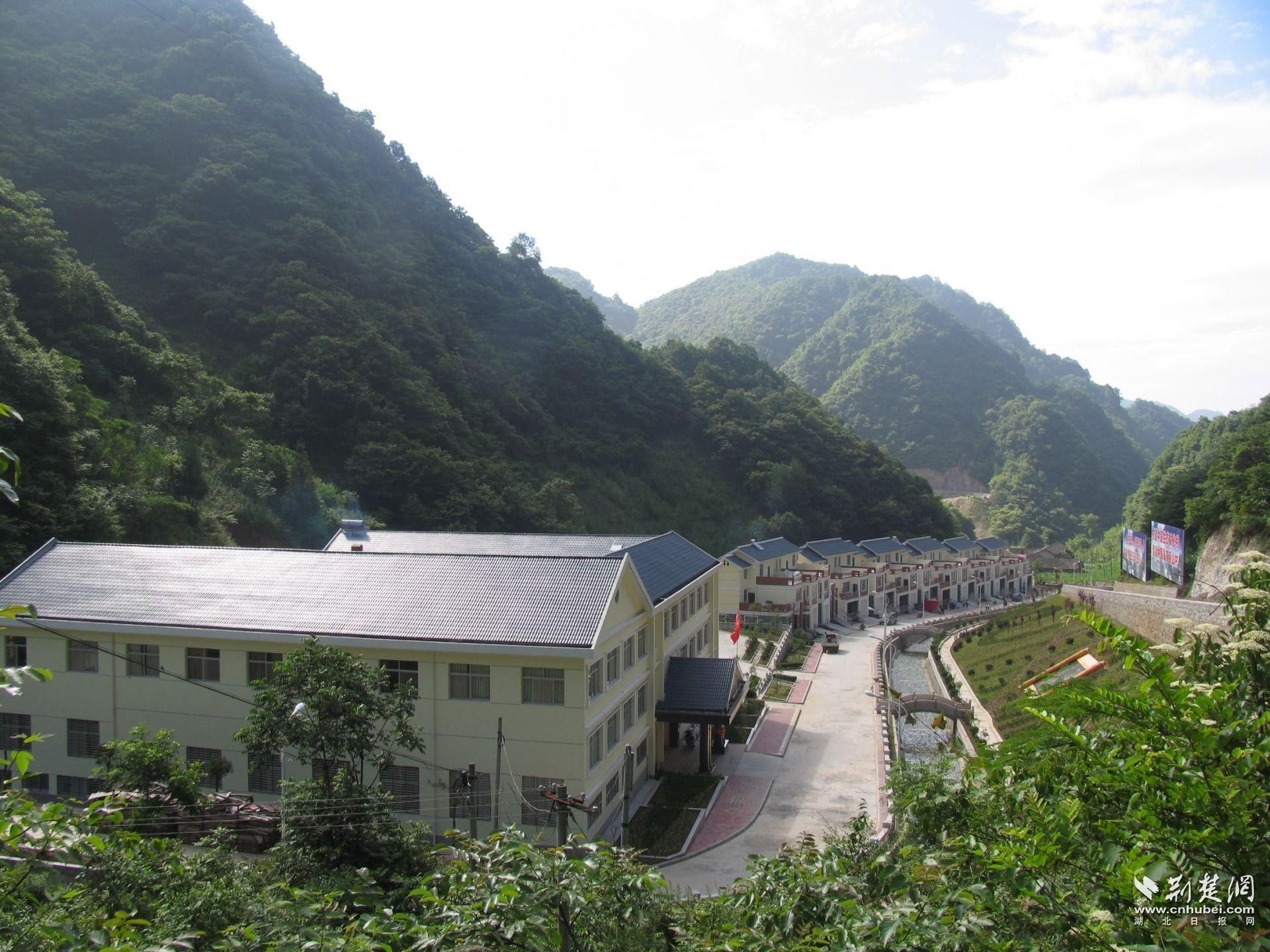 堰垭村委会外景和村民双拼式别墅群.jpg.jpg