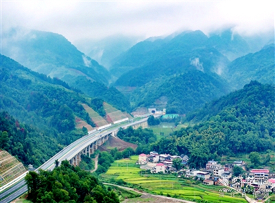 烟雨朦胧的黄坪山段.jpg