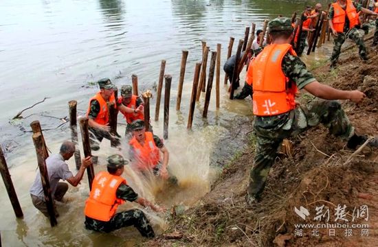7月13日，武警官兵在高桥河执行封堵管涌的任务_副本.jpg.jpg