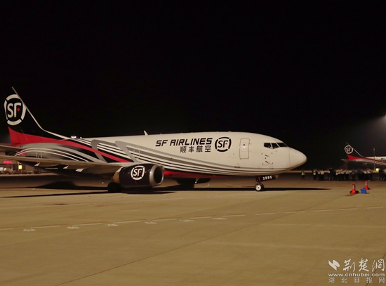 顺丰B737-300驶向停机位。金康 摄.jpg
