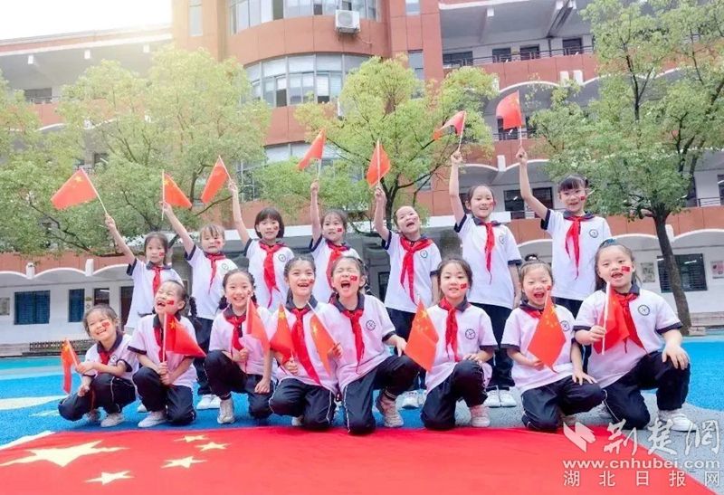 武师附小组织开展“我和国旗合个影”主题纪念活动.jpg.jpg