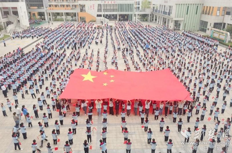 黄冈思源实验学校《我与国旗同框》快闪活动。.jpg.jpg