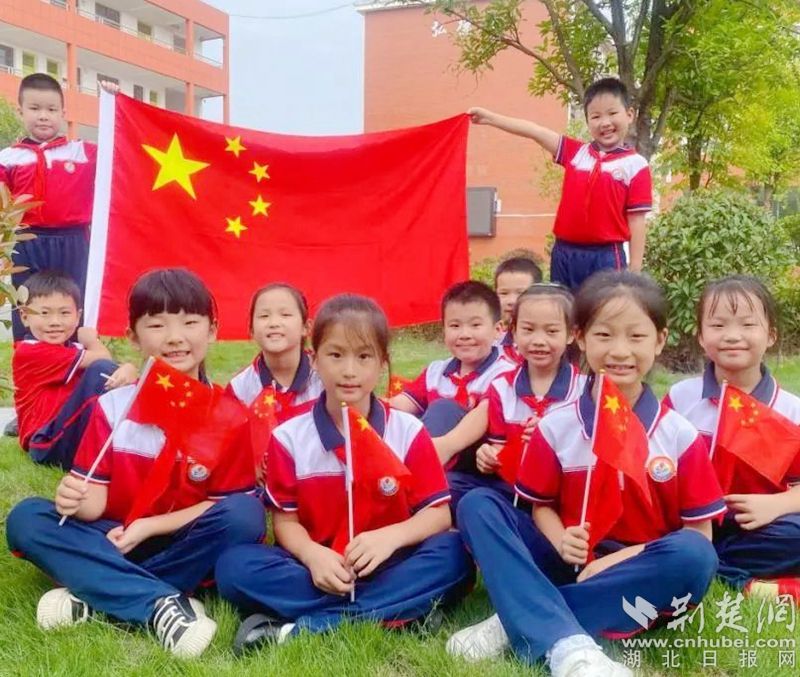 黄州思源实验学校东湖校区的孩子们以和国旗合影留念的方式“晒”出对祖国的爱.jpg.jpg