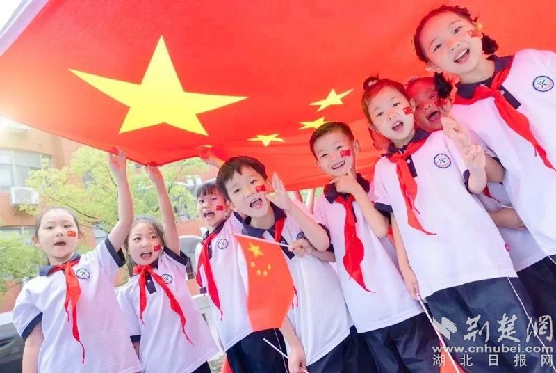 武穴市小学生《我与国旗合个影》.jpg.jpg