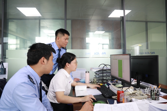 图为税灵通志愿服务队为平安电工财务人员讲解业务.JPG