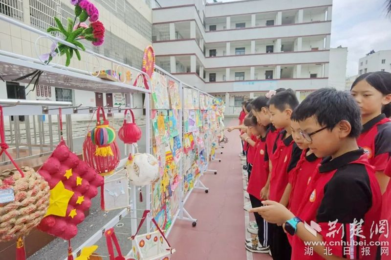 红安小学生参观手工作品展.jpg.jpg