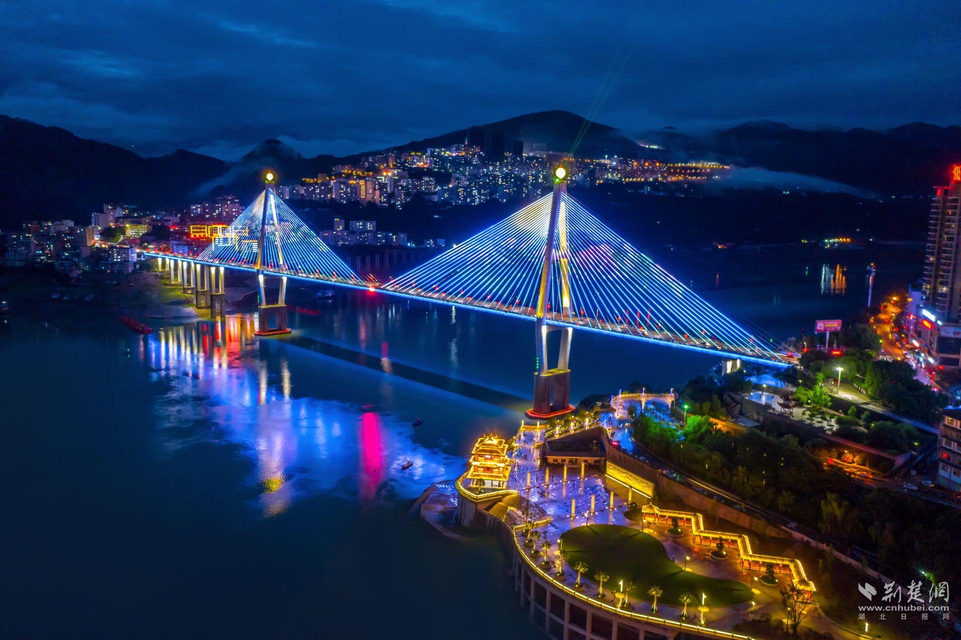 巴东夜景 李永衡摄.jpg.jpg