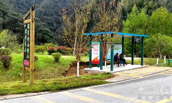 公交通到盘山村 通讯员 沈小龙 摄_副本.png.png