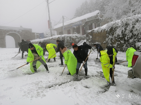 扫雪除冰，应急响应 通讯员 刘阳永 摄_副本.jpg