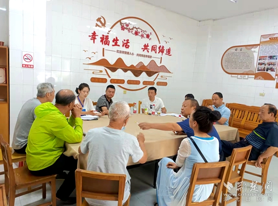 组织居民召开会议选举成立加装电梯自改委.jpg