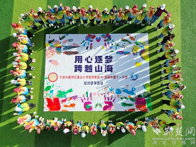 鄞州学子与麻城少年共绘一幅画。.jpg.jpg