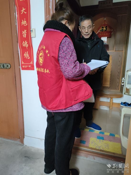 志愿者上门对电梯加装工作进行宣传.jpg.jpg