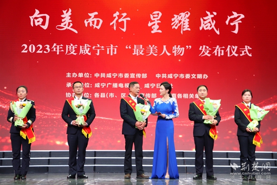 现场接受采访.jpg