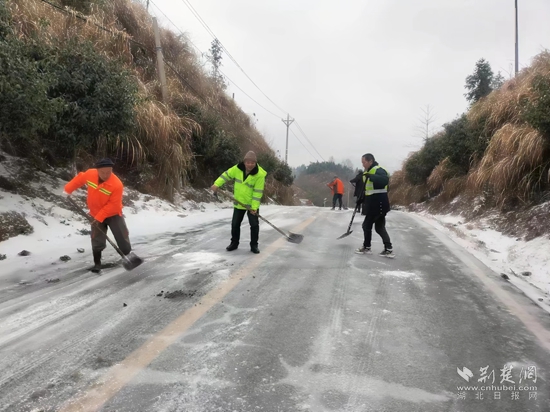 S246凤界线大源岭洒盐除冰2.jpg