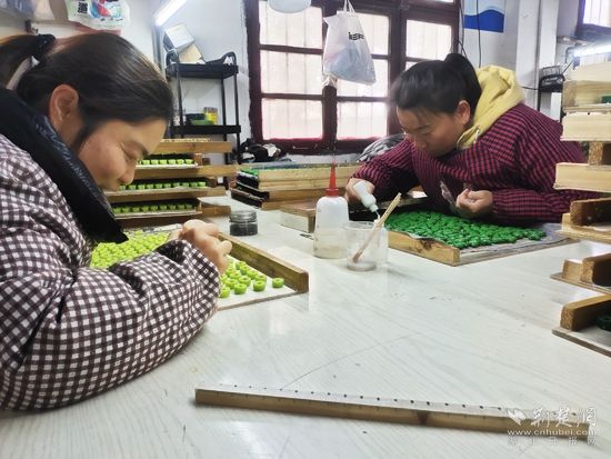 图二：龙泽琼与马新在画树脂半成品.jpg.jpg