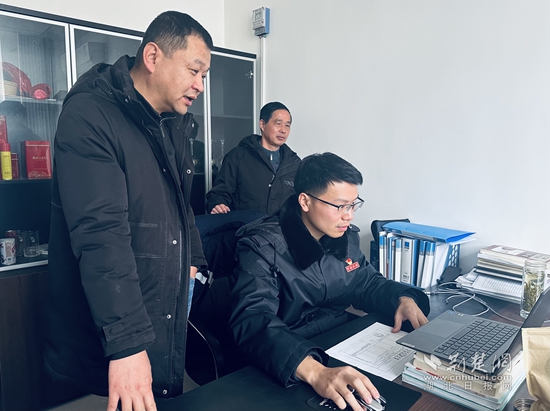 图为税务干部在卓成矿业进行政策辅导.jpg
