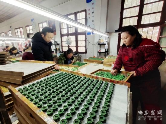 图一：马锦军查看工艺品上色.jpg.jpg