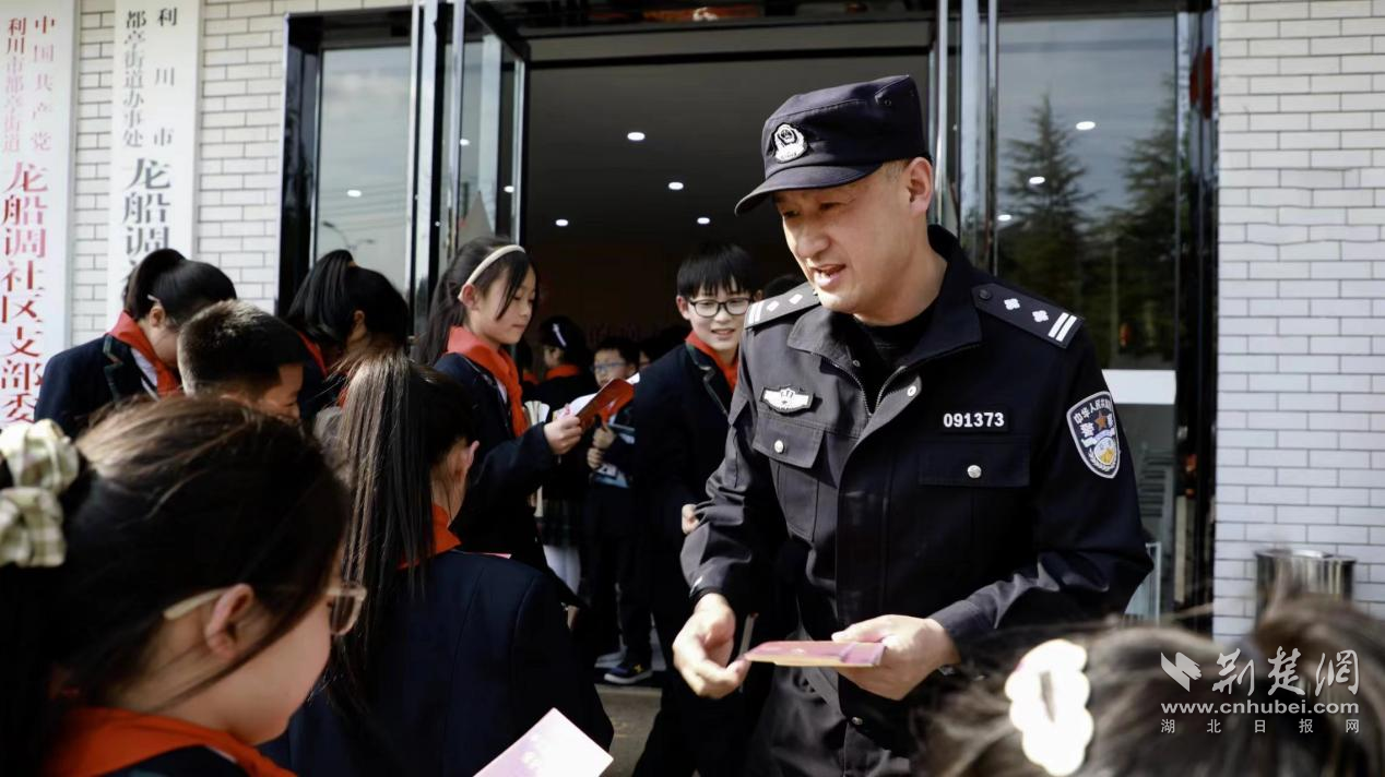 向学生分发国安保密宣传手册.png.png