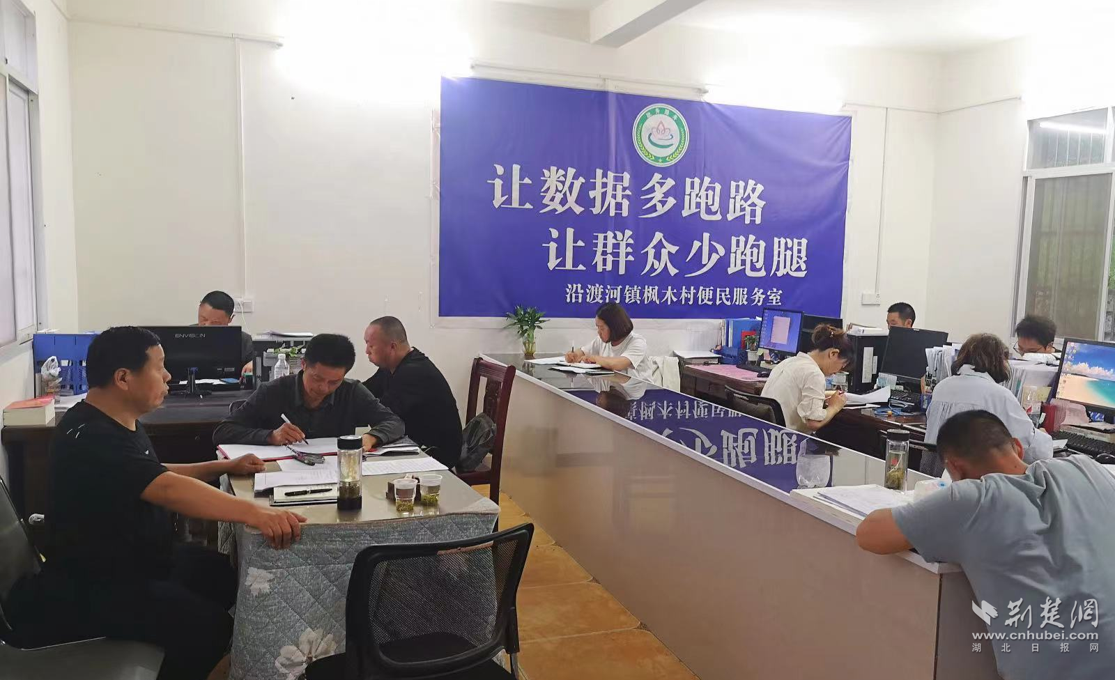 县畜牧中心负责人主持召开耕地流出整改调度会.png.png