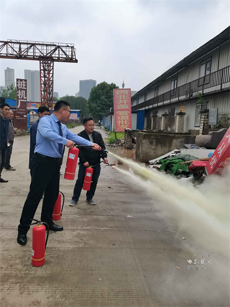 商户们正在进行灭火器实操演练。.jpg