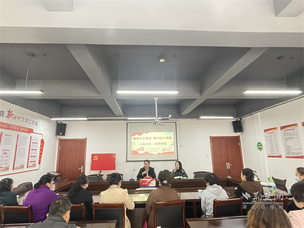 政协委员徐慧强与居民交流、讨论.jpg