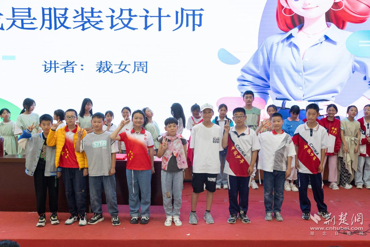 服装设计课程现场 潘鑫泺 摄.png.png