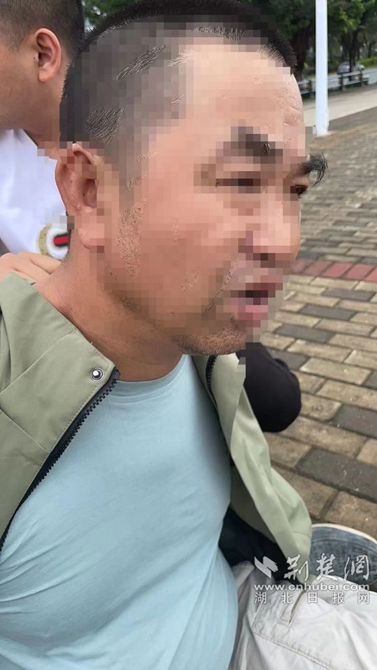 郭某正在海堤边抽烟，民警将其控制.jpg.jpg
